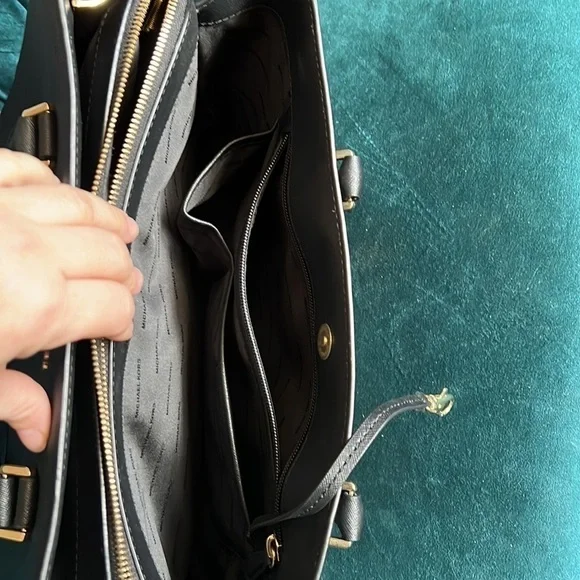 MICHAEL Kors Black Savannah Large Saffiano Leather Satchel - like new - Picture 4 of 9